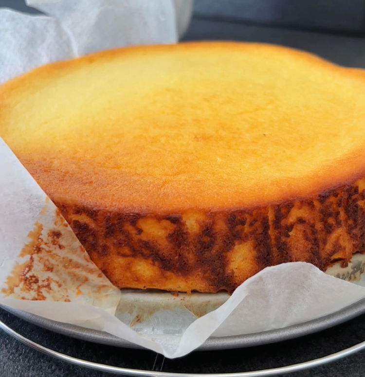 Image of Cheesecake'i fırından çıkarın ve kalıpta soğumaya bırakın.