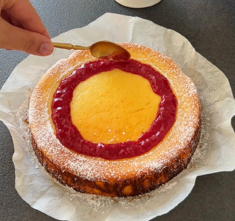 Image of Vierte la salsa de frambuesa sobre tu tarta enfriada.