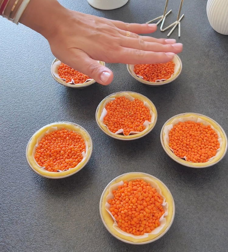 Image of Pincha la masa, agrega papel pergamino con pesos, hornea durante...