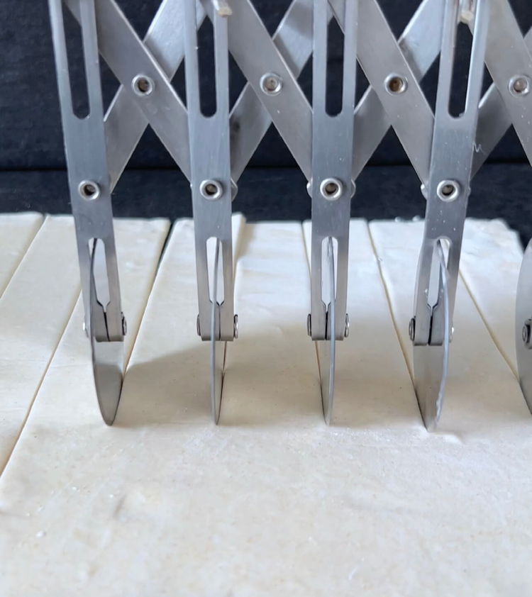 Image of Bir şeridi diğerinin üzerine yerleştirerek yaklaşık 1 santimetre örtüşecek şekilde...