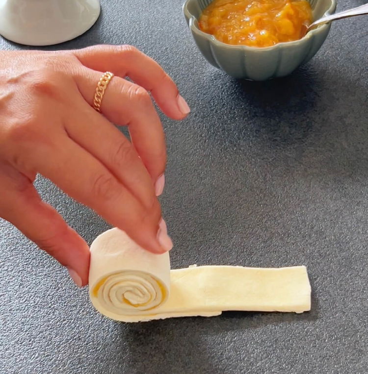 Image of Bir uçtan başlayarak spirali nazikçe sarın, güzel bir dolgu hamur...