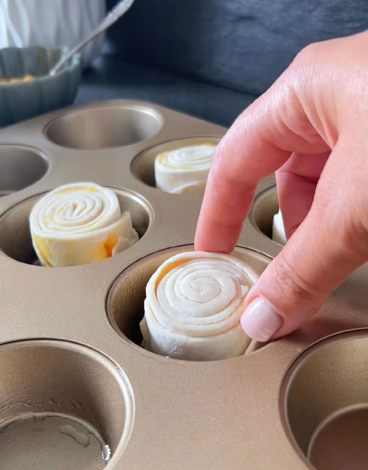 Image of Hazırlanan yağlı muffin tepsisine bitmiş Cruffin rulosunu yerleştirin.