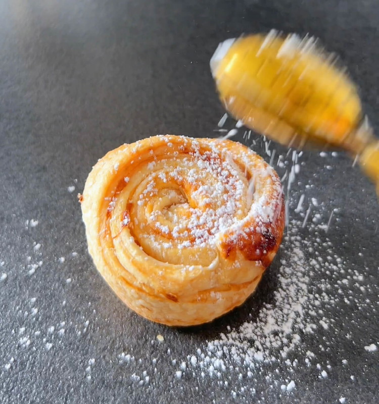 Image of Uma vez assados, retire os Cruffins do forno e, se desejar, polvilhe com açúcar de confeiteiro, açúcar com canela ou pincele com xarope de bordo para adicionar um toque elegante.