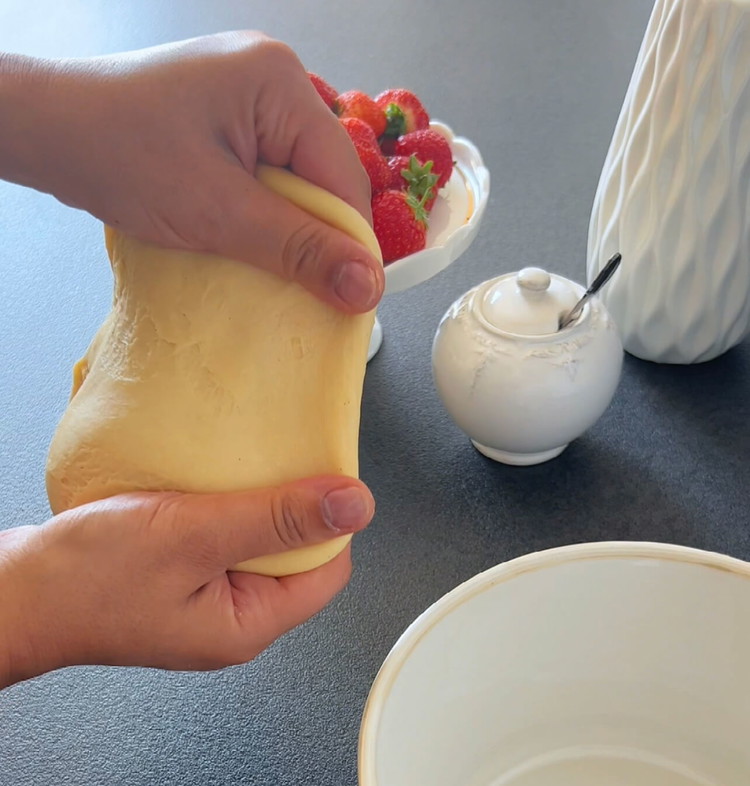 Image of Pétrissez les ingrédients dans le robot de cuisine pendant 10 à 15 minutes jusqu'à ce qu'une pâte élastique se forme et se détache du fond.