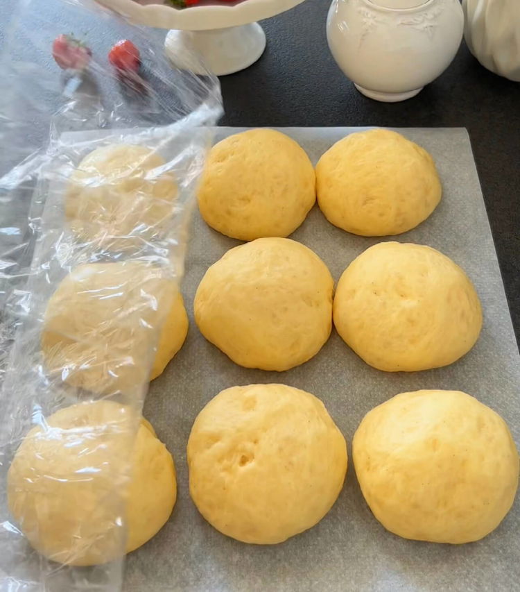 Image of Pokrijte tijesto i ostavite da odmara oko 30 minuta.