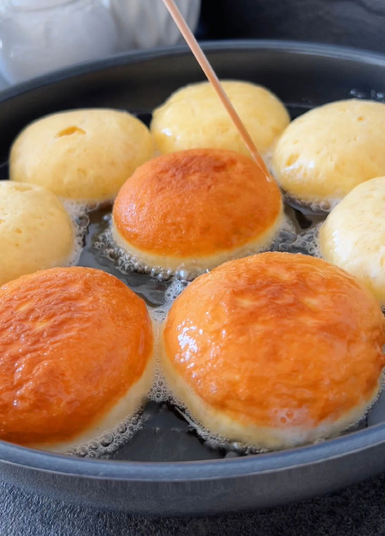 Image of Pazite da stavite Berlinere u vruće ulje i pržite ih...