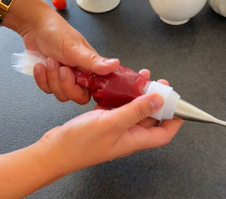 Image of Remplissez le centre de chaque Berliner de confiture ou de votre garniture préférée.