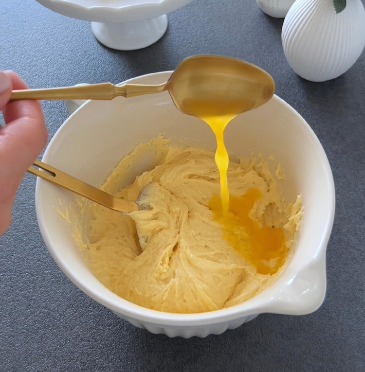 Image of Fügen Sie den Mandarinenjus hinzu und mischen Sie, bis ein glatter Teig entsteht.