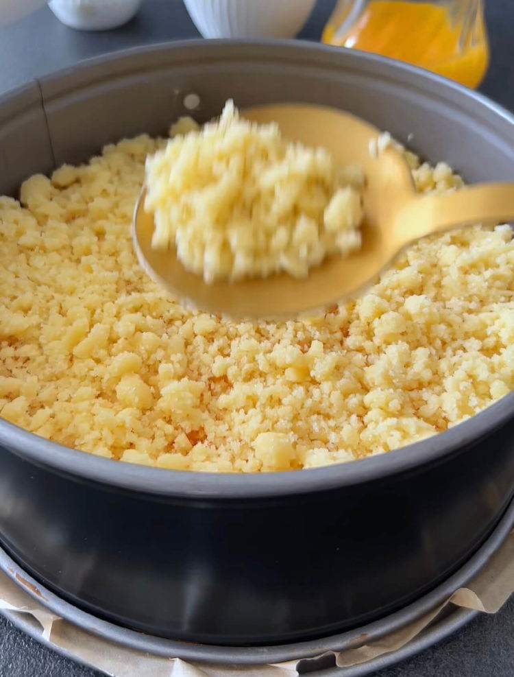 Image of Kırıntıları mandarinlerin üzerine eşit şekilde serpin.