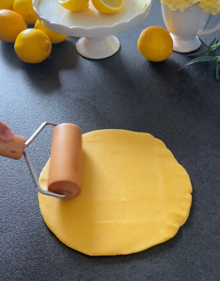 Image of Разточете тестото на леко набрашнена повърхност и покрийте формата за...