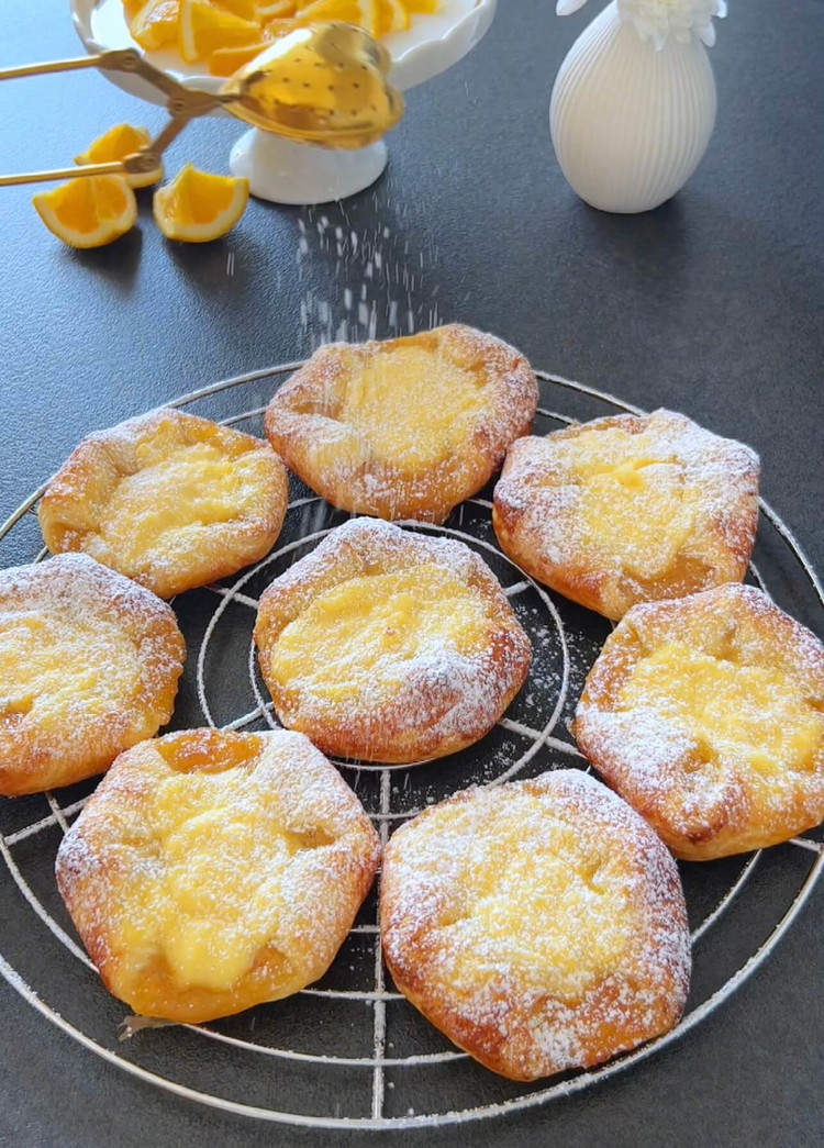 Image of Backen Sie die Gebäckstücke im vorgeheizten Ofen etwa 18 Minuten oder bis sie goldbraun sind.