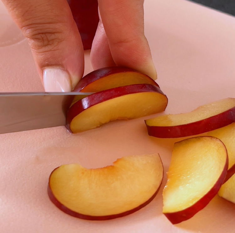 Image of Bu arada, erikleri ince dilimleyin ve toz badem ile mısır...