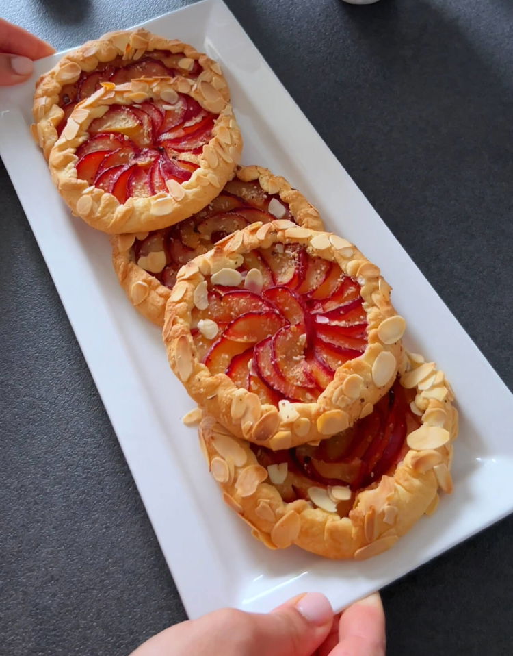 Image of Servisten önce pudra şekeri ile süsleyin.