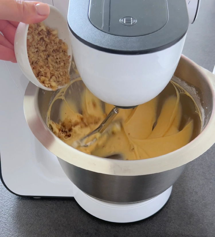 Image of Eritilmiş instant kahveyi, doğranmış cevizleri, çikolata parçalarını, sütü ve vanilya...