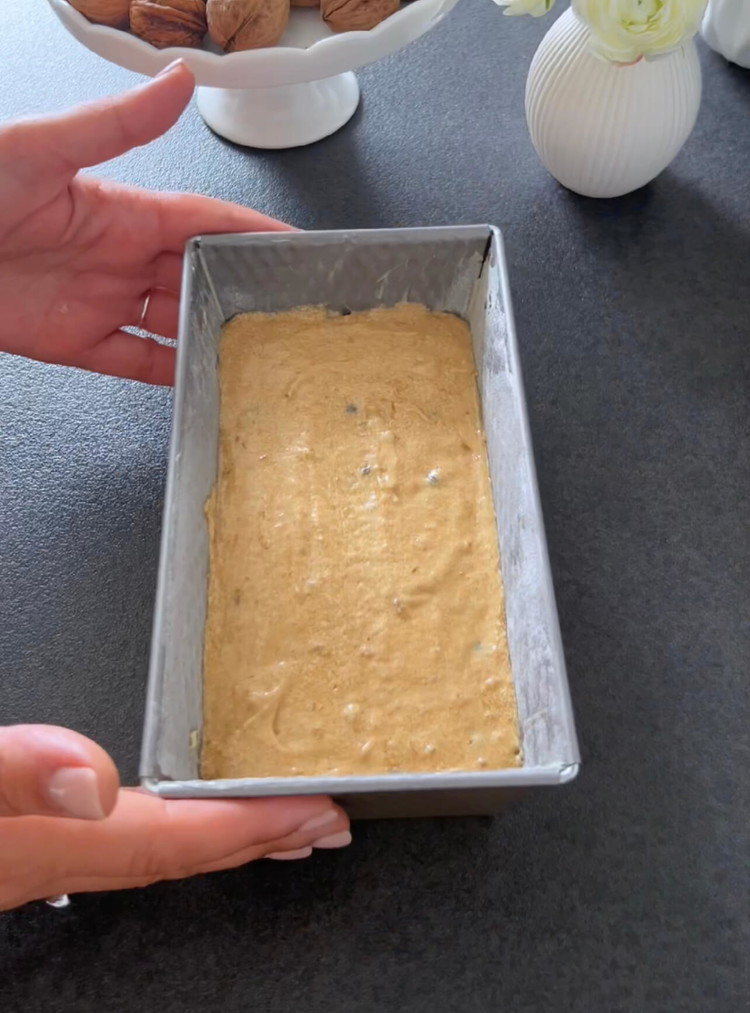 Image of Cuoci la torta di noci e caffè nel forno preriscaldato per circa 40-45 minuti o fino a quando uno stecchino inserito esce pulito.