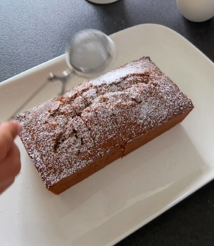 Image of Lascia raffreddare la torta nella teglia prima di rimuoverla delicatamente e servirla.