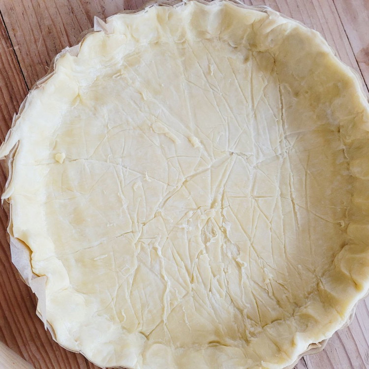 Image of Den ausgewallten Teig in die Form geben