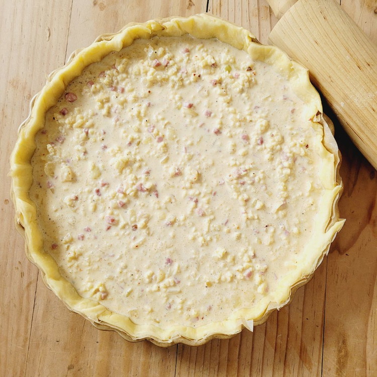 Image of Die Masse auf den Teigboden gleichmässig verteilen