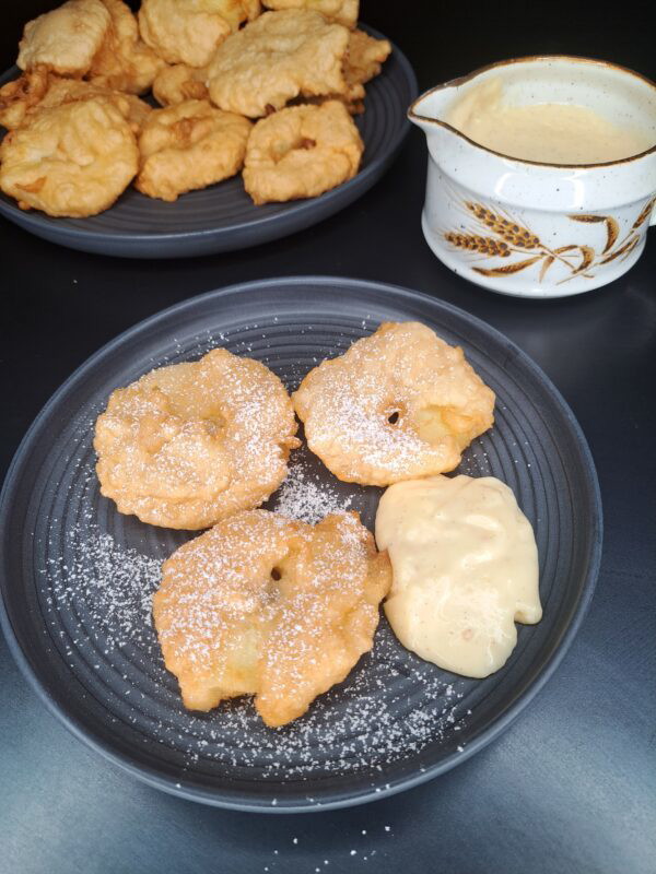 Selbstgemachte Apfelküchle mit Vanillesoße