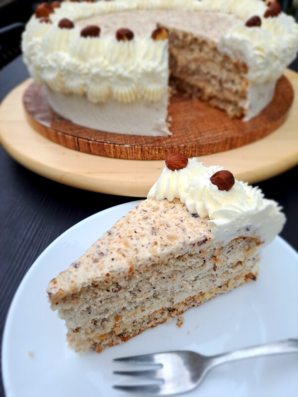 Himmlische Nuss-Sahne-Torte mit Haselnüssen verfeinert – Einfach Lecker