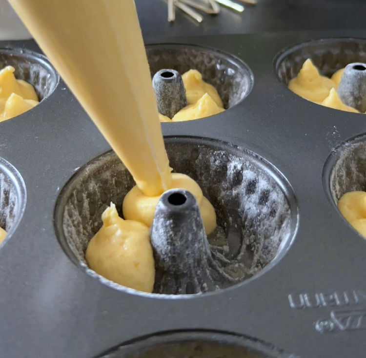 Image of Mini Gugelhupf kalıplarını hamur ile üçte iki oranında doldurun.