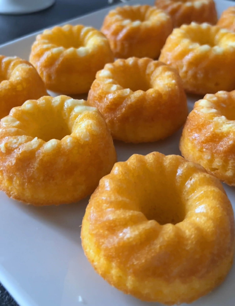 Image of Hornea los mini Gugelhupfs en el horno precalentado durante aproximadamente 15-20 minutos, o hasta que estén dorados y un palillo insertado salga limpio.