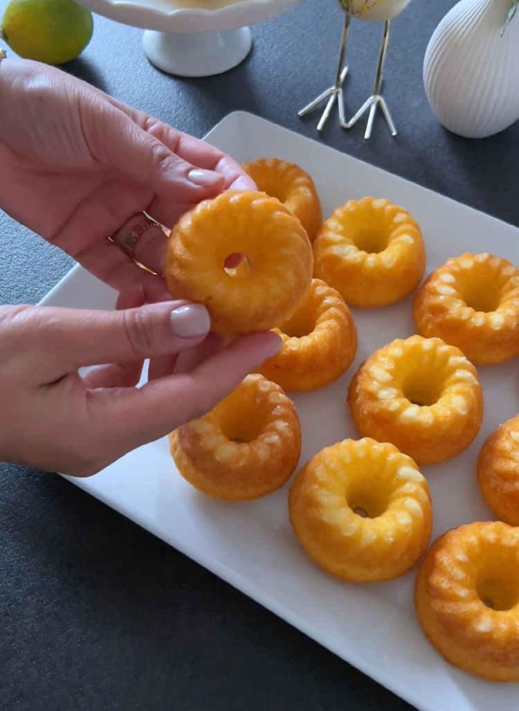 Image of Mini Gugelhupf keklerinizi kalıptan nazikçe çıkarın ve hafifçe soğumaya bırakın.