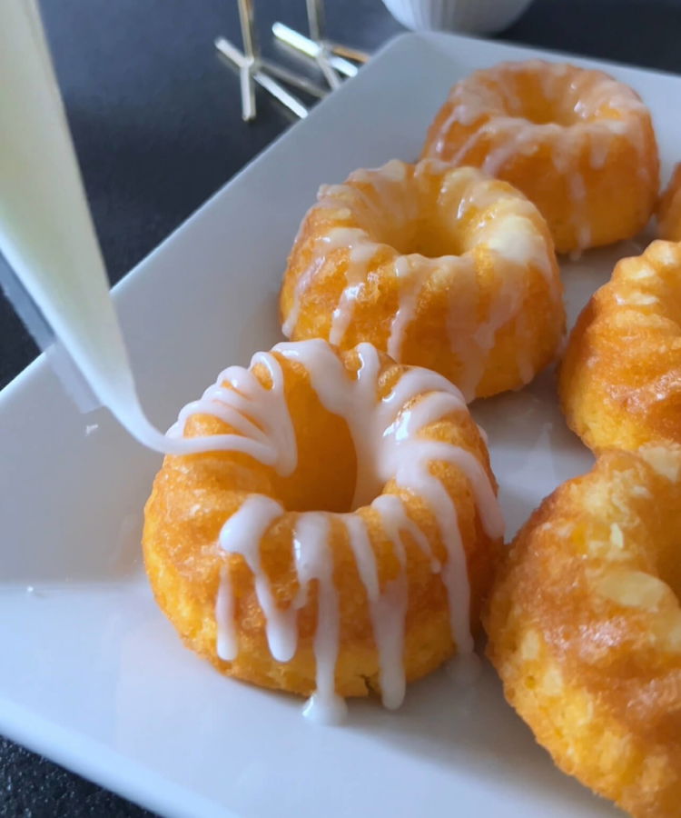 Image of Soğuyan mini Gugelhupf keklerin üzerine limon sosunu geniş, kalın şeritler...