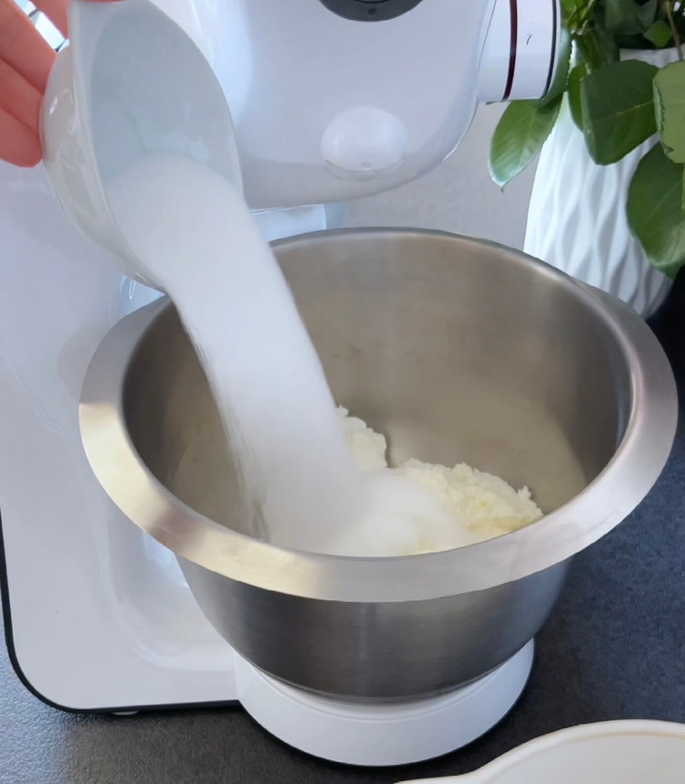 Image of Dans un bol, battez le Quark (ou le Fromage à la Crème) avec le sucre pendant environ 20 secondes à l'aide d'un batteur à main ou d'un robot de cuisine.
