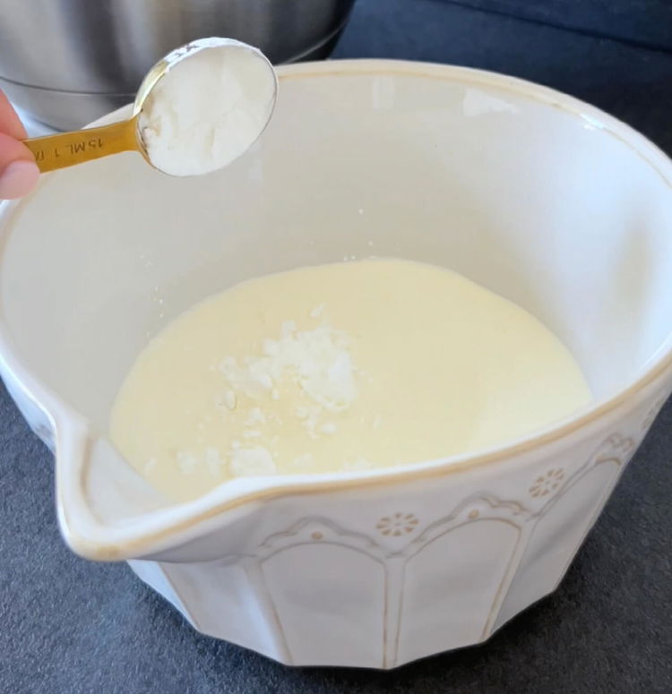 Image of Mısır nişastasını kremayla karıştırarak topaklanmayı önleyin, ardından karışıma ekleyin.