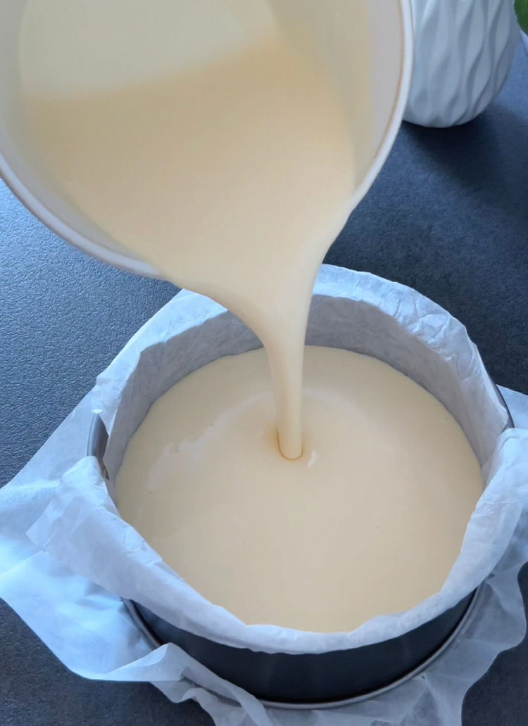 Image of Peynir karışımını hazırlanan kek kalıbına dökün ve hava kabarcıklarını çıkarmak...