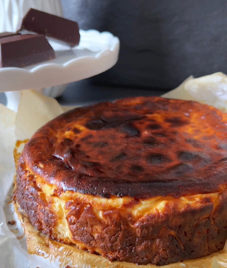 Image of Faites cuire le cheesecake pendant environ 30 minutes jusqu'à ce que le dessus devienne magnifiquement foncé.