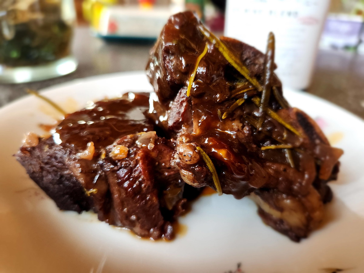 Garlic Braised Short Ribs with Red Wine