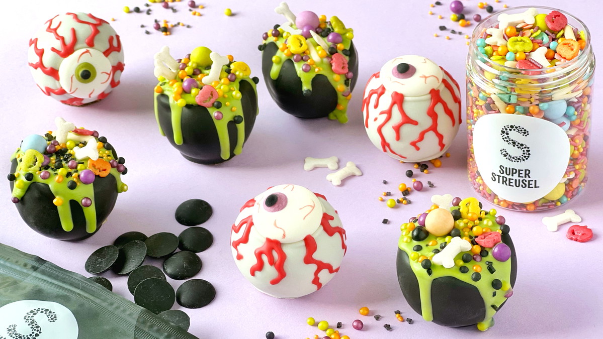 CakePopPralinen in Form von Hexenkesselchen und Augen