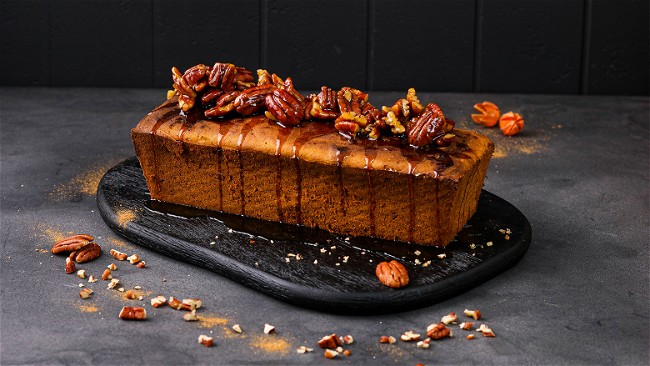 Image of Süßes Kürbis-Bananenbrot mit angemachten Pekannüssen