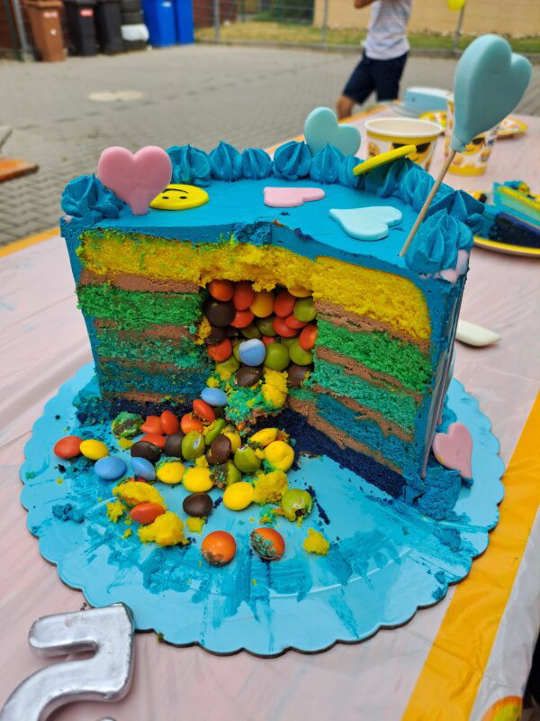 Bunte Regenbogen-Tortenböden