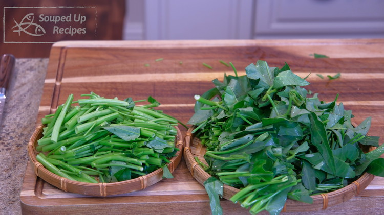 Image of Remove the end and cut the spinach into 2.5-inch long stalks. Separate the stem and the leaves because they take a different amount of time to cook.