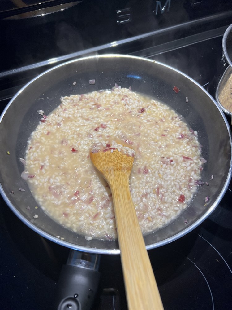 Image of Voeg de risottorijst toe en bak deze in de pan...