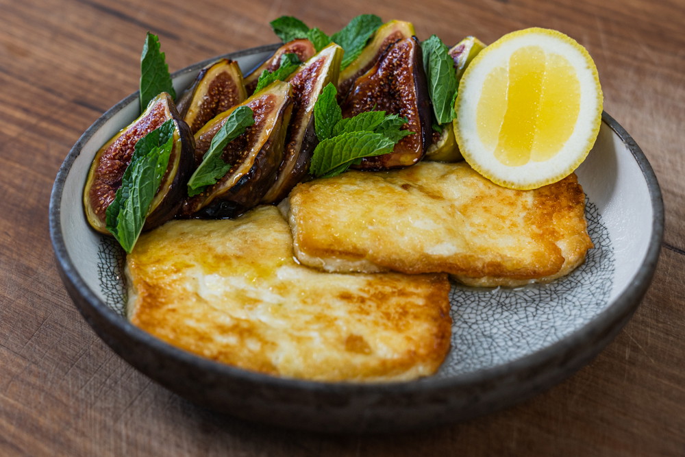 Saganaki with roasted figs