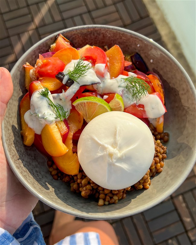 Image of Zomerse burrata maaltijdsalade met perzik en gegrilde aubergine
