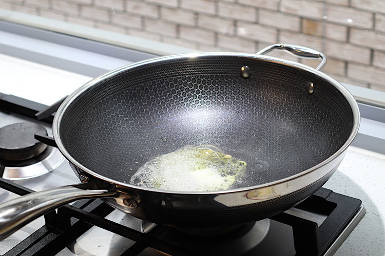 Image of to make sodium citrate, add lemon juice and bi carb to a pan, and mix