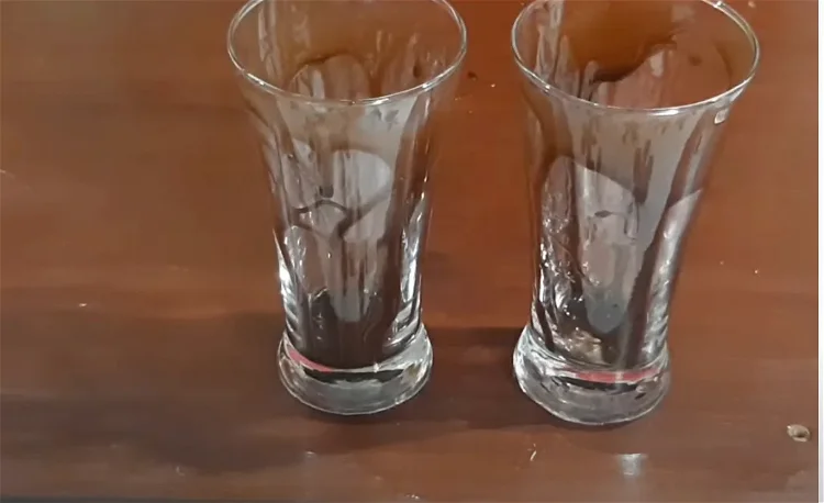 Image of Mettre les verres au réfrigérateur pendant 5 minutes.
