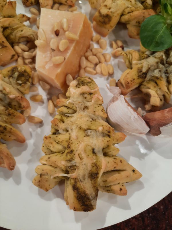 Leckere Tannenbäume mit Feldsalatpesto