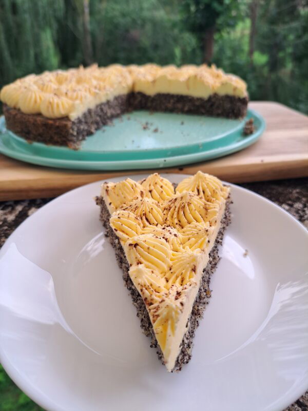 Tassenrezept für Mohnkuchen getoppt mit Paradiescreme