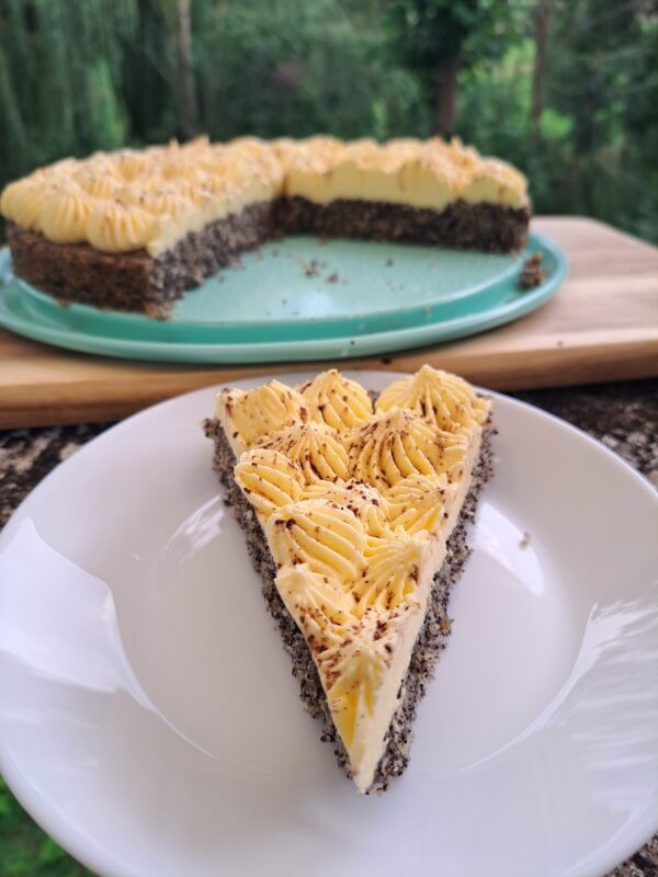 Image of Tassenrezept für Mohnkuchen getoppt mit Paradiescreme