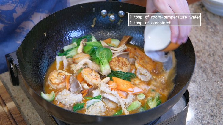 Image of Quickly mix 1 tbsp of cornstarch with 1 tbsp of water and pour it into the soup. Stir until it thickens. And your seafood soup is done. Give it a taste to see if you need to adjust the saltiness....