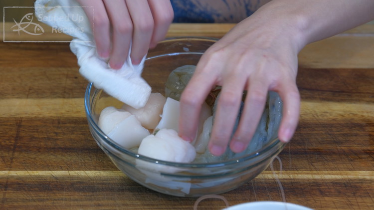 Image of Use paper towels to dry the shrimp, squid, and scallops. If you want to make this dish budget-friendly, you can get a bag of seafood mix from the frozen section in your local supermarket instead of purchasing different seafood individually.