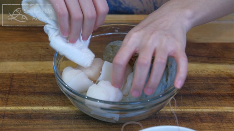 Image of Use paper towels to dry the shrimp, squid, and scallops....