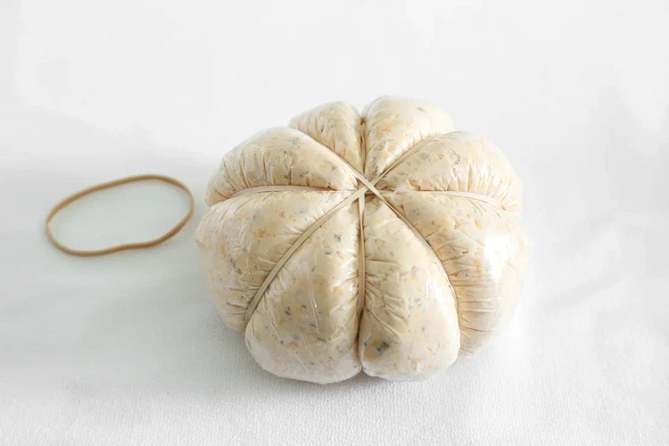 Image of Wrap the rubber bands around the ball to shape the pumpkin. Place in the fridge for 30 minutes to set.