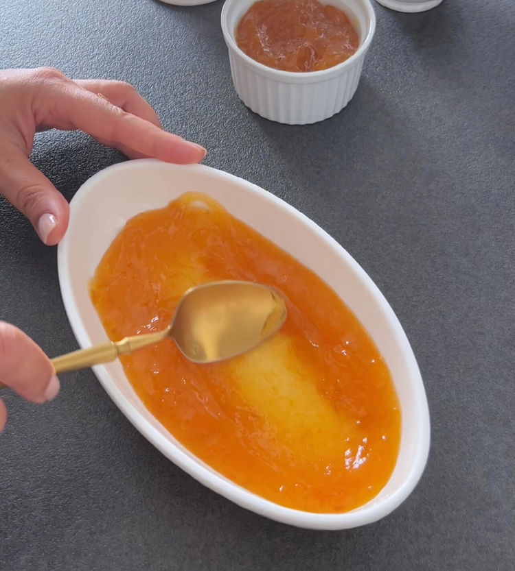 Image of Încorporați oul și coaja de lămâie (dacă folosiți) până se...